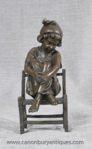 Petit Bronze française enfant assis sur Tabouret