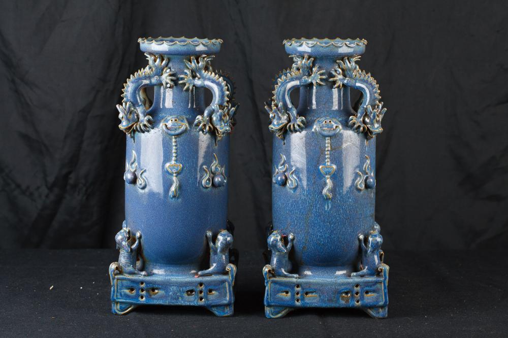 Paire Bleu Poudre Porcelaine chinoise du Dragon Vases Urnes