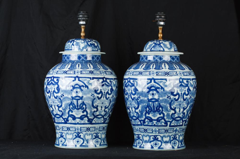 Paire Bleu et Blanc Porcelaine chinoise Urne Lampes Ginger Jar Lampes de table