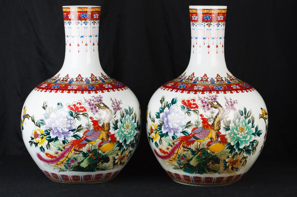 Paire chinois Kangxi porcelaine bulbeuses Urnes Pheasant Vases