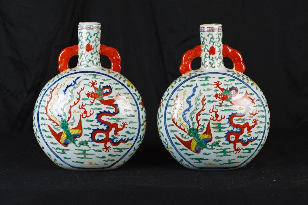 Paire chinoise Ming en porcelaine Temple Jars Urnes dragon Vases