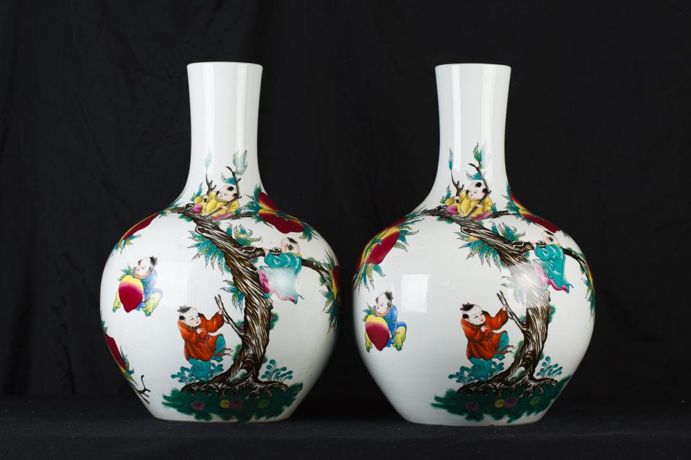 Paire japonaise Arita porcelaine bulbeuses Vases Urnes Poterie