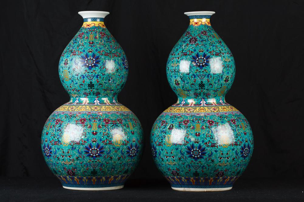 Paire porcelaine chinoise Wucai Vases Urnes doubles Gourd Arabesques