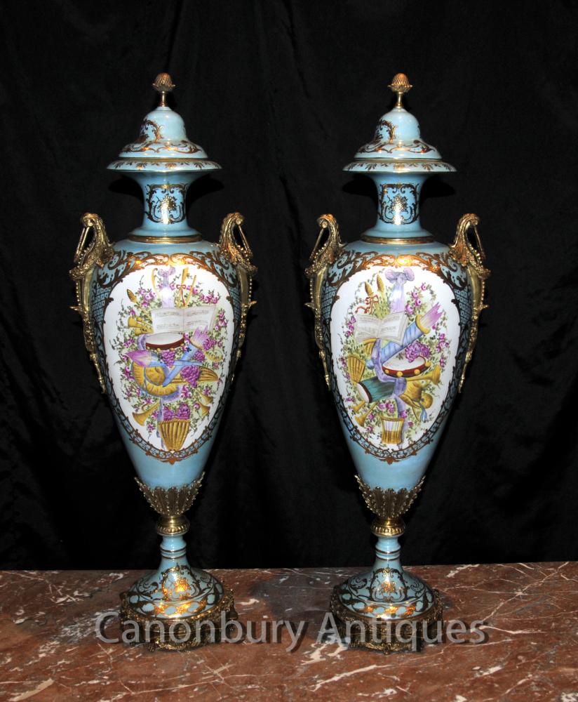 Elégante paire porcelaine de Sèvres Cyan Vases Amphora Urnes