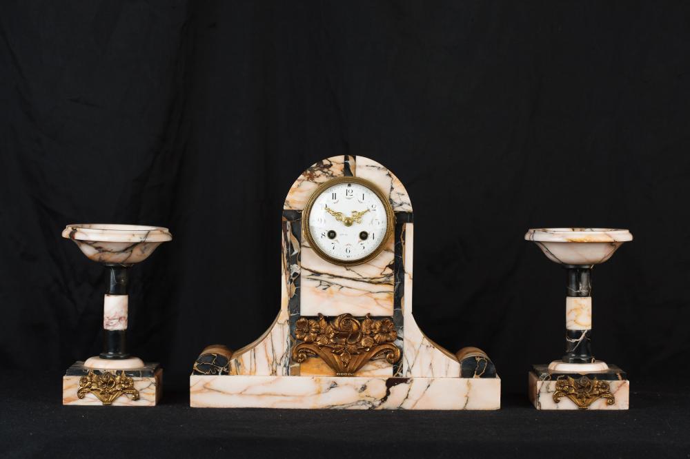 Antique Art déco français marbre horloge Garniture Urnes