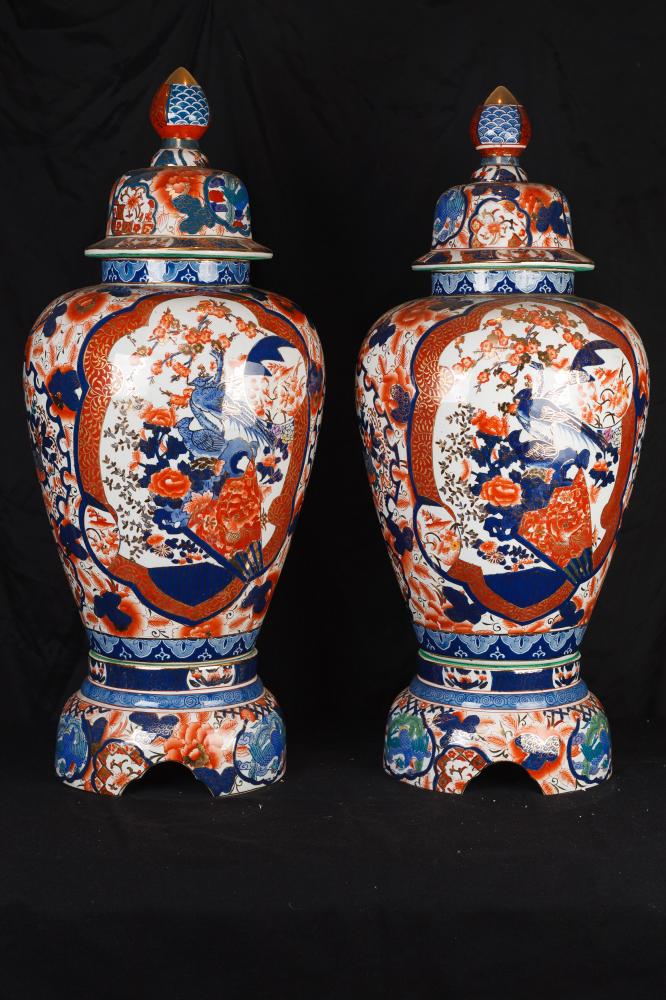 Paire japonaise porcelaine Imari à couvercle Urnes Vases