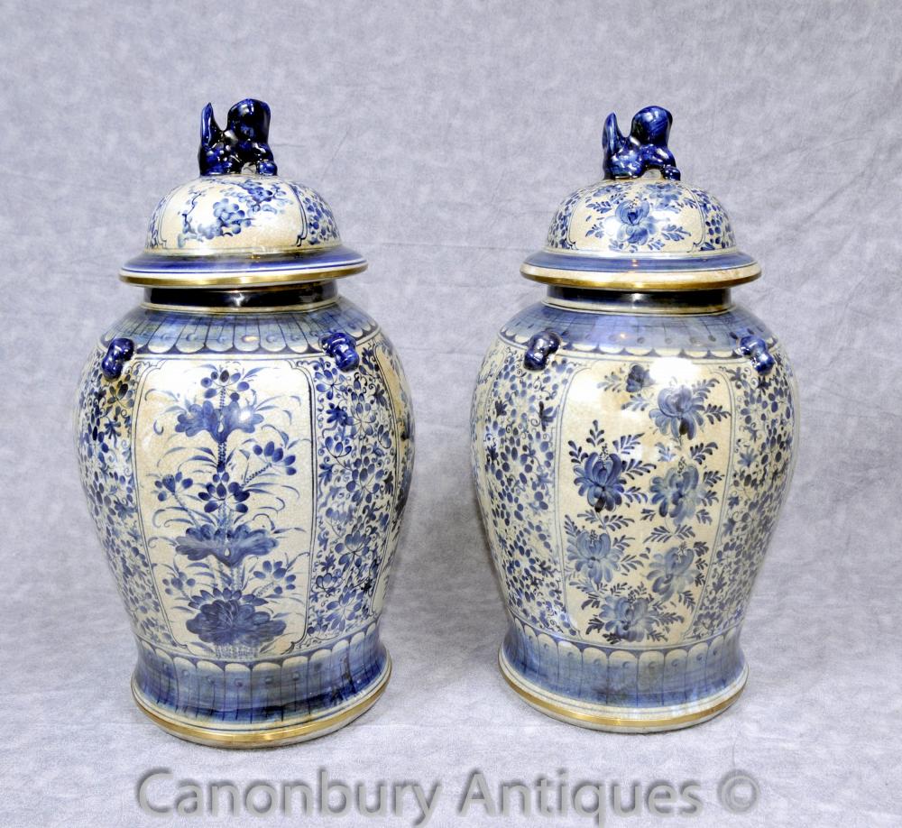 Paire Kangxi porcelaine bleue et blanche Ginger Jars Temple Urnes chinois Urne