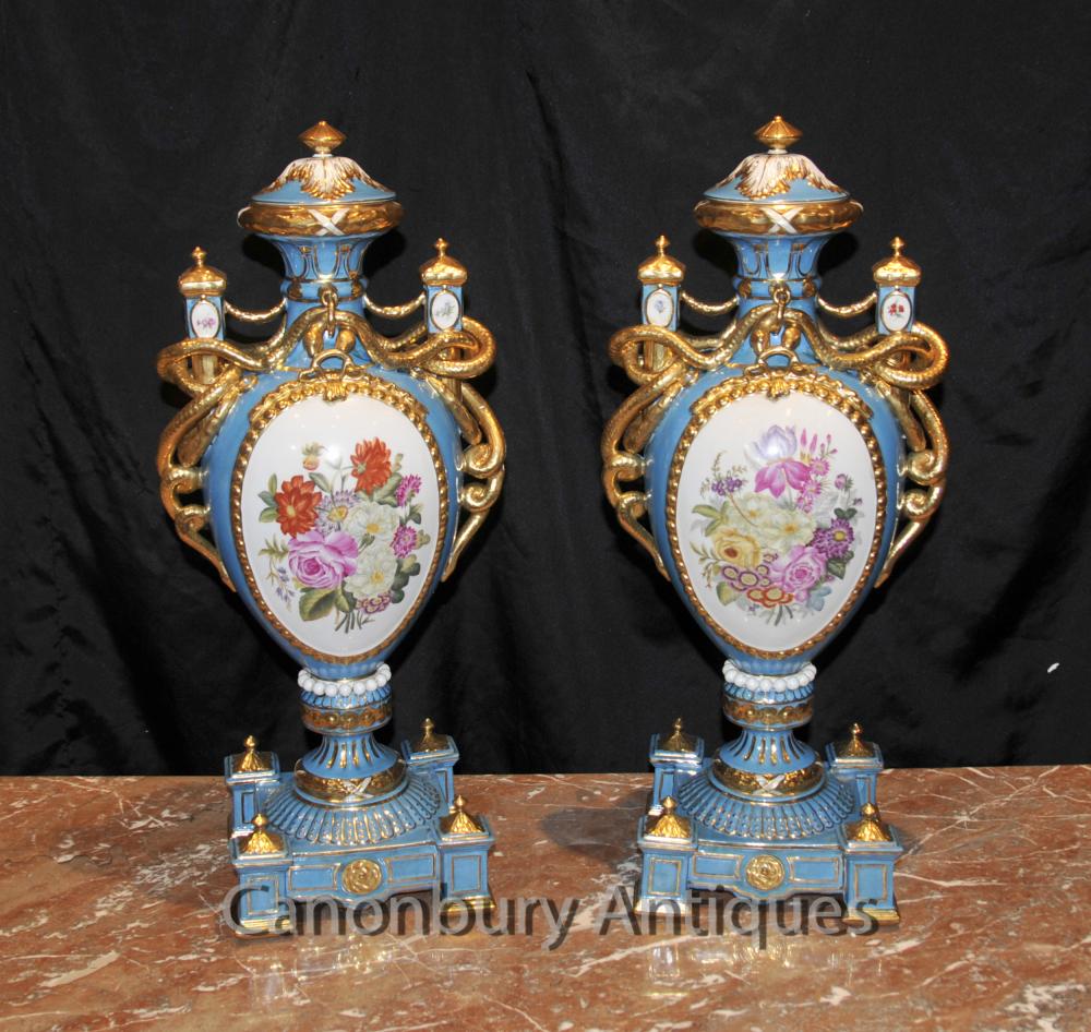 Paire française porcelaine de Sèvres Floral Urnes Amphora Vases