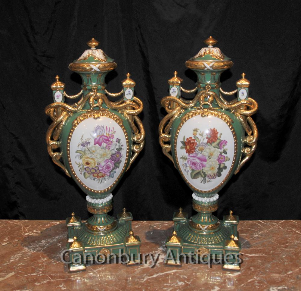 Paire porcelaine de Sèvres Floral Vases Amphora Urnes Poignées de serpent