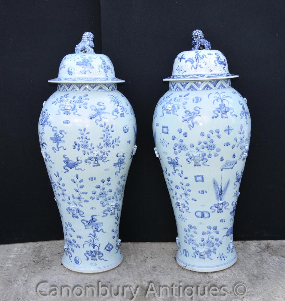 Paire Grand Bleu et Blanc Ming en porcelaine à couvercle Urnes Vases Temple