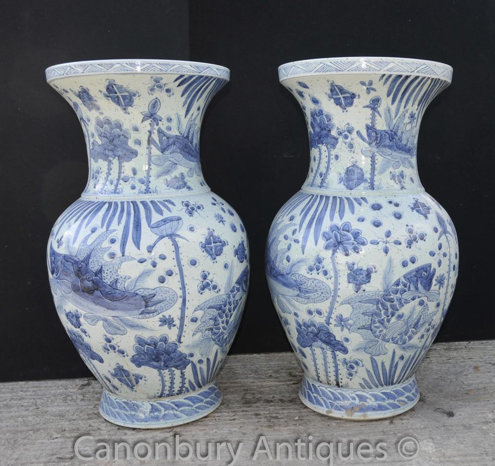 Paire chinois Kangxi porcelaine bleue et blanche Bulbous Vases Urnes