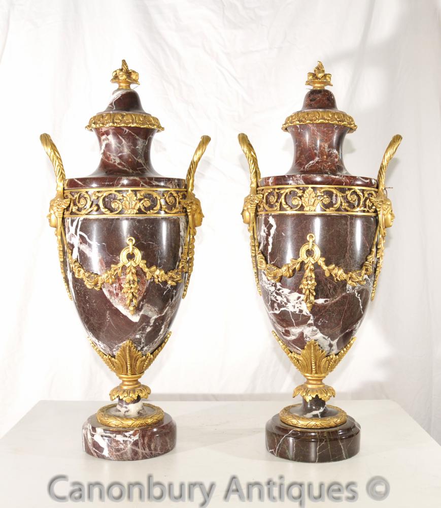 Paire Empire français Marbre Ormolu Amphora Urnes décoratif