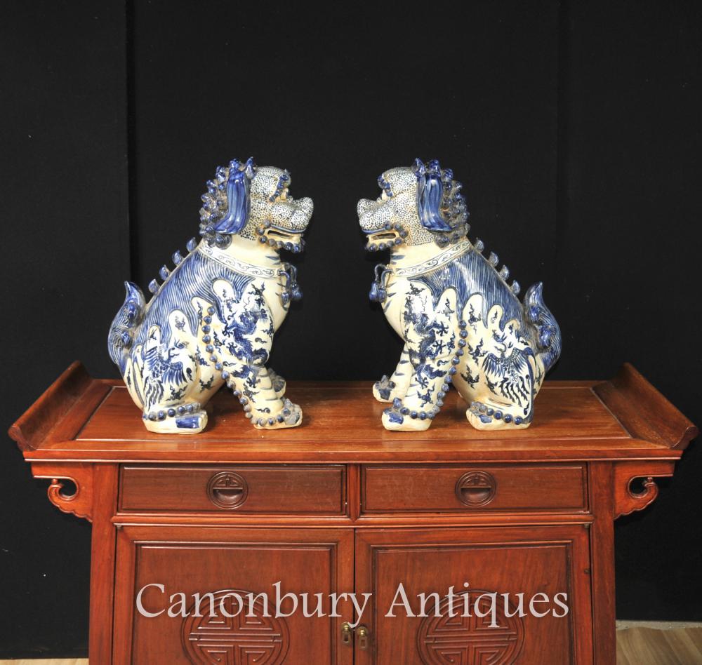 Pair Nanking bleu et blanc porcelaine chinoise Foo Chiens Lions Gardien