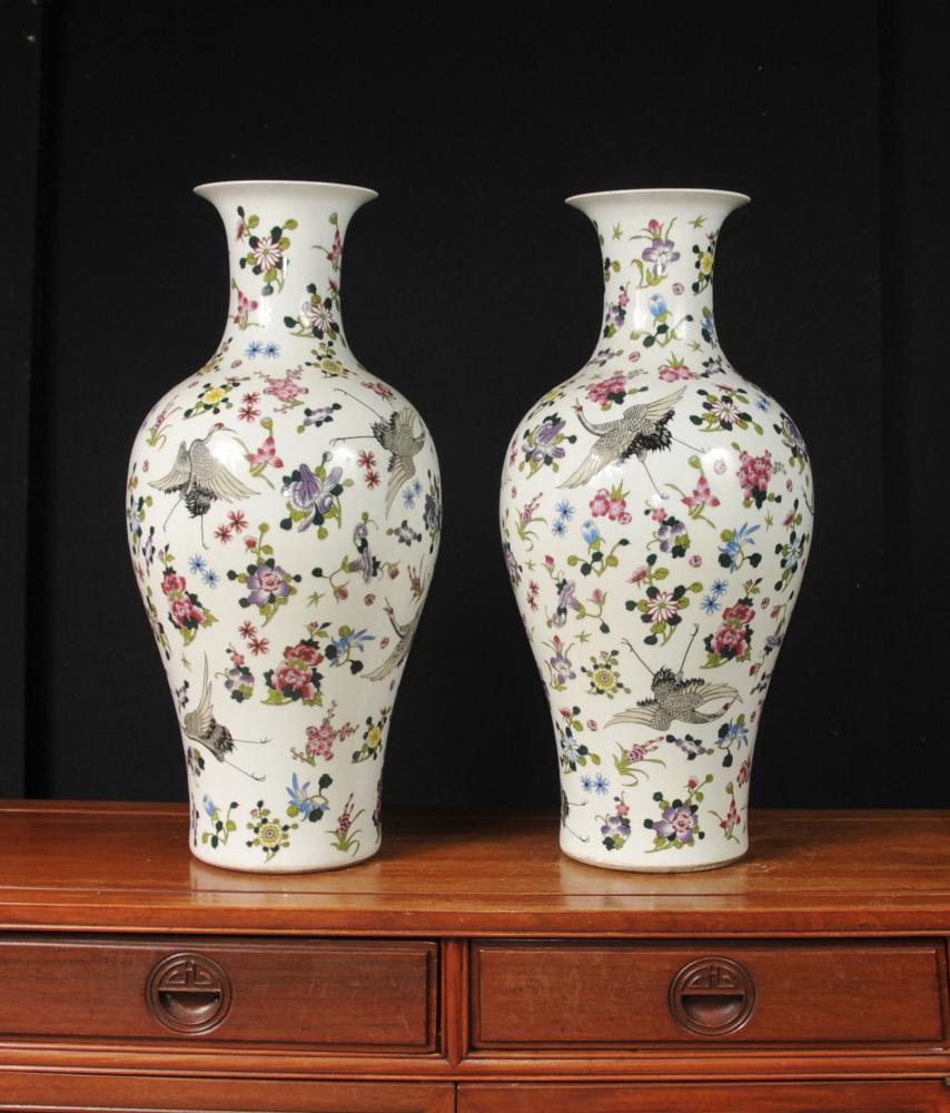 Paire chinois Qianlong porcelaine Floral Grues Urnes en céramique