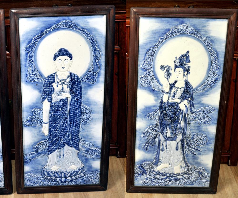 Paire Chinois Nanking Plaques en porcelaine bleue et blanche Homme Bouddha Femelle