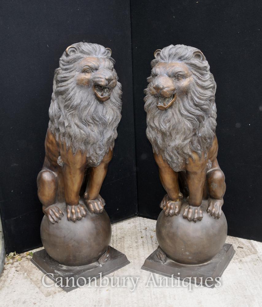 Paire XL Bronze Lion Gatekeeper Statues Lions sur la Balle Médicis