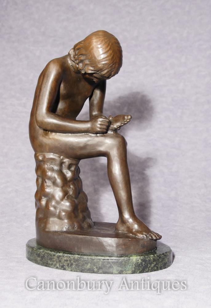 Statue de bronze italien Spanario Classica Figurine de pied d'épine de garçon Signée