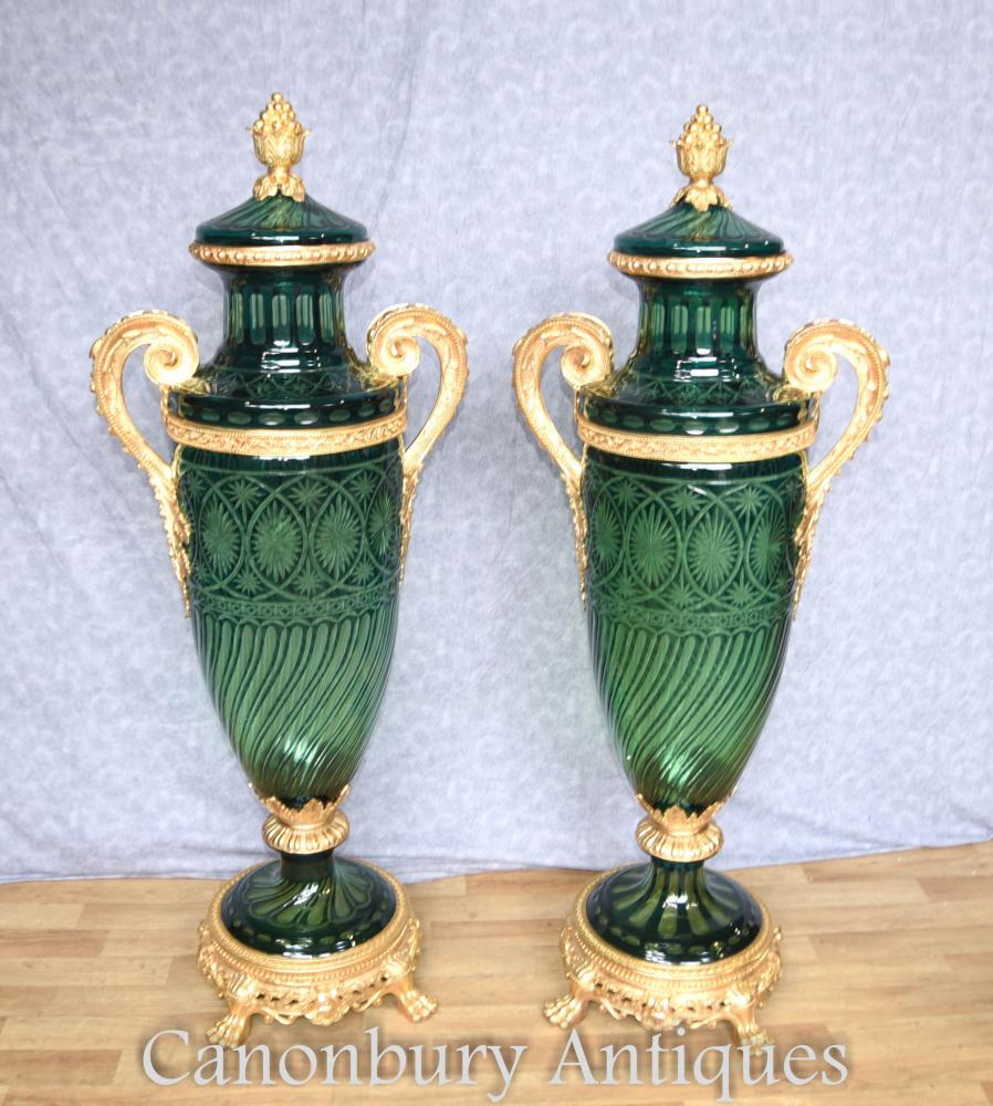 Paire Empire Français amphore verre taillé Vases montés urnes