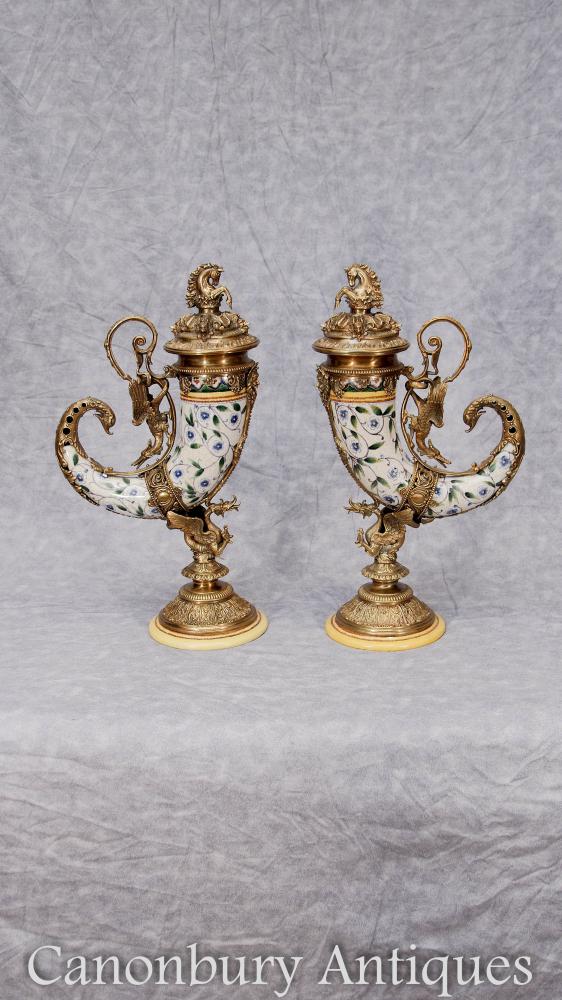 Paire de porcelaine Cornucopia Vases Urnes français Ormolu Dragons Horn of Plenty