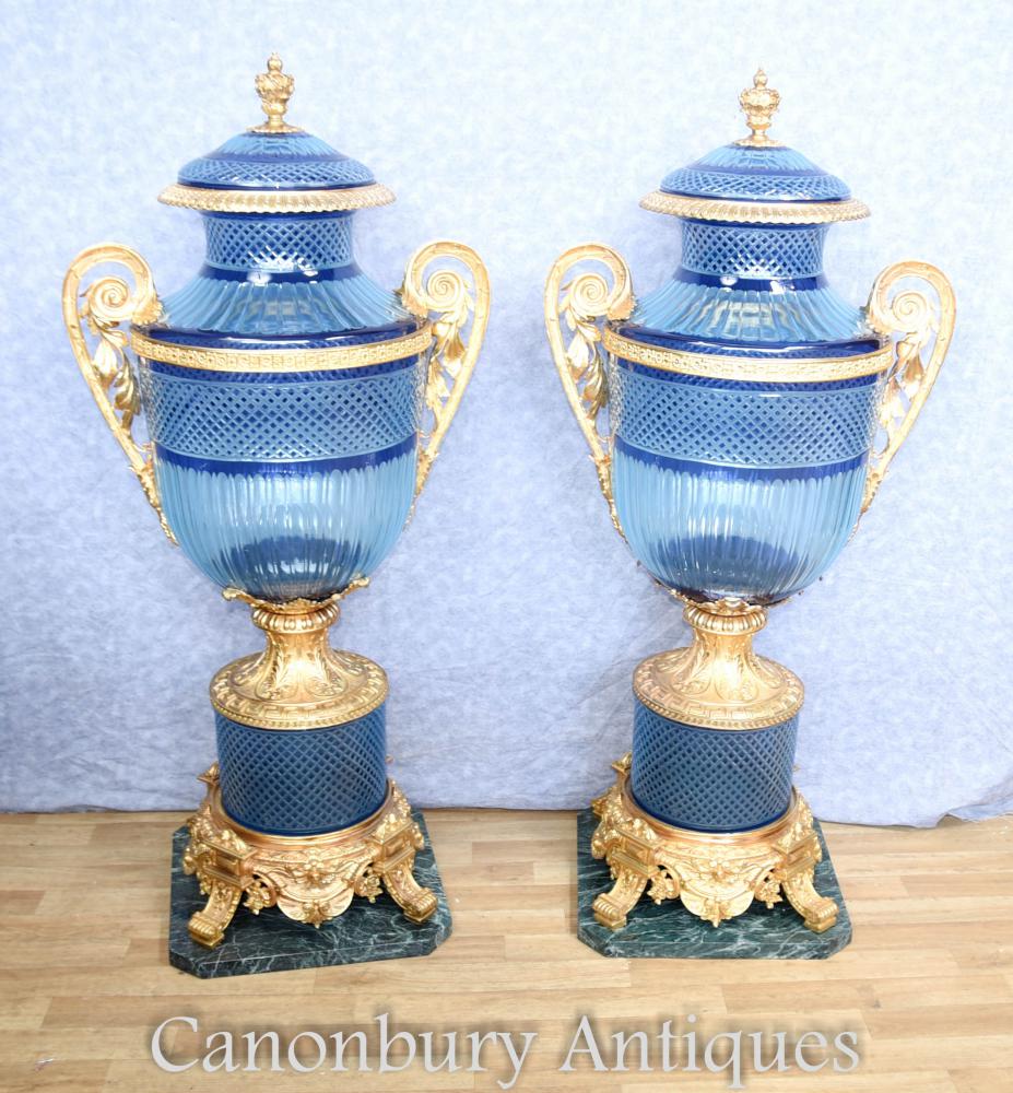 Paire de grandes vases en verre Louis XV Blue Glass Vases sur des standsPaire de grandes vases en verre Louis XV Blue Glass Vases sur des stands