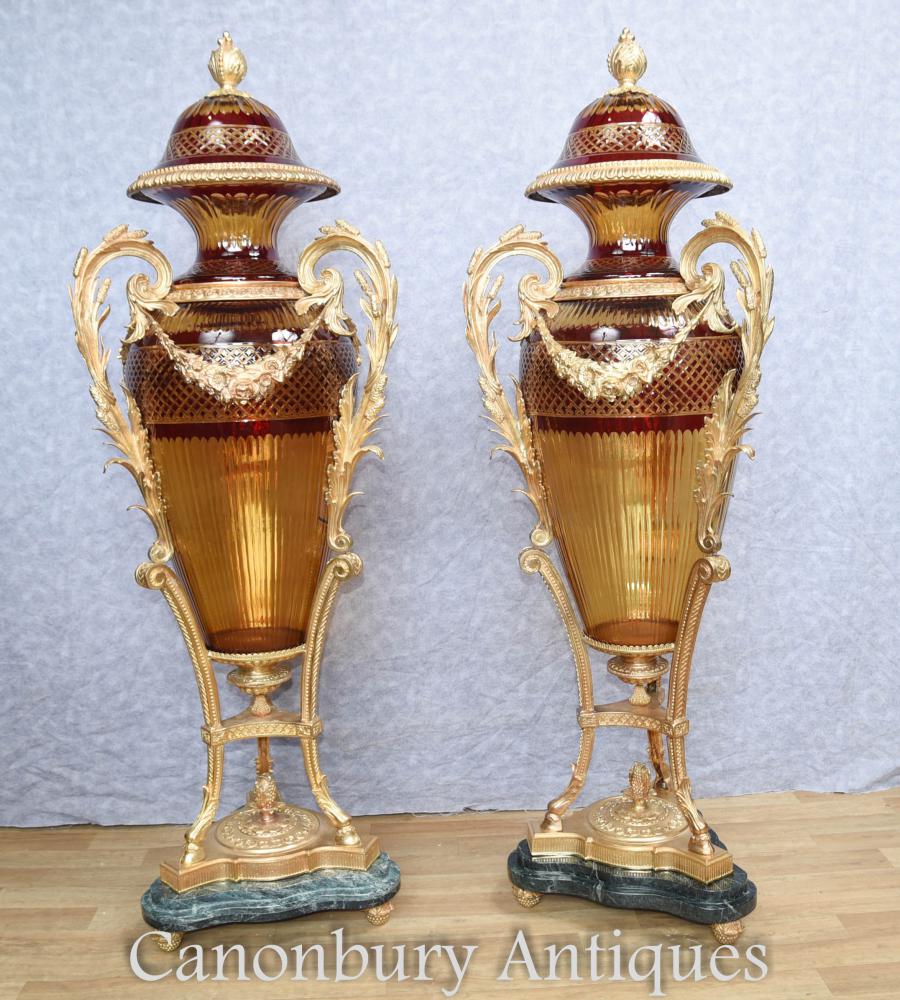 Paire de grands buffets d'amphore en verre coupé en France Vases Louis XVI