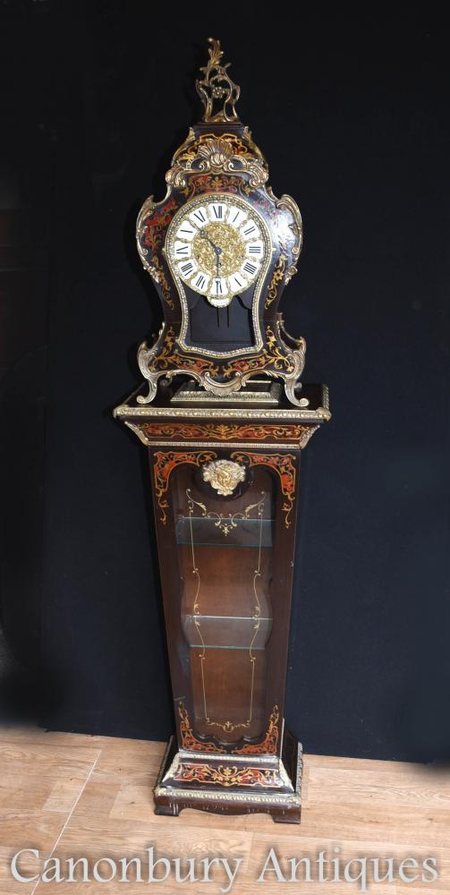 Horloge française de manteau de boulle sur l'étalage de verre Cabinet de piédestal 1930