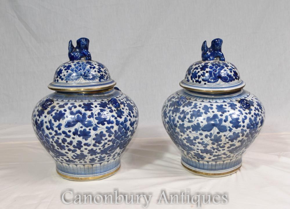 Paire d'urnes à couvercle chinois en porcelaine bleue et blanche