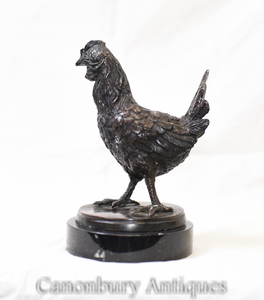 Poulet de cuisine en bronze avec oiseau