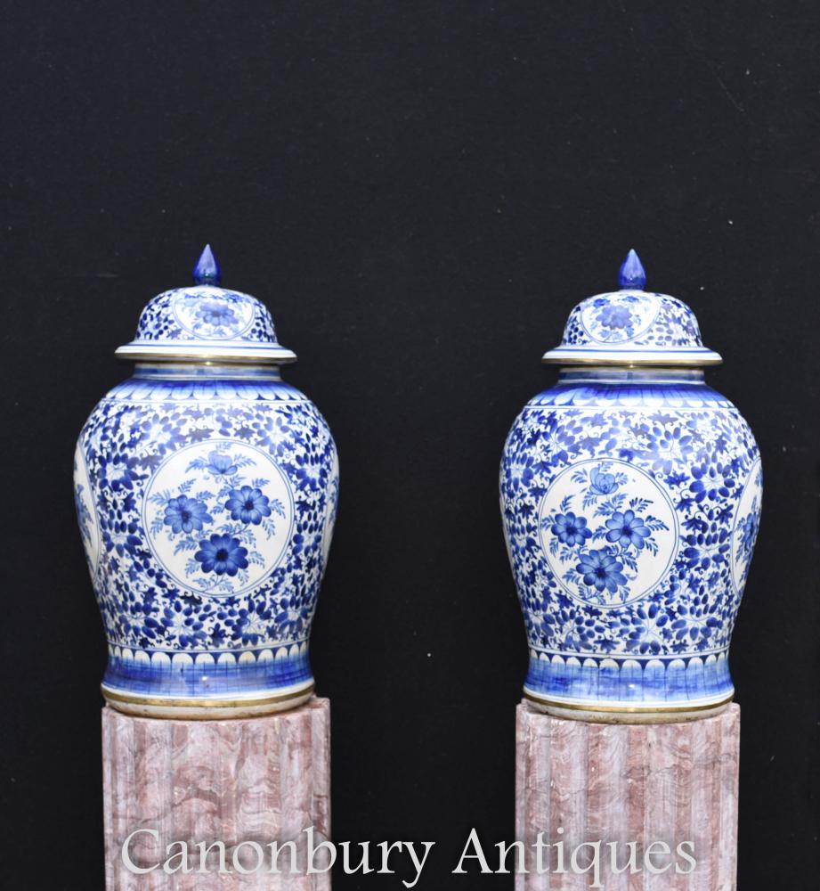 Paire d'urnes à couvercle en porcelaine de Nankin bleu et blanc