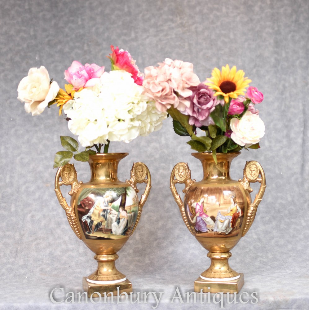 Paire De Vases En Porcelaine De Sevres - Urnes À Panneaux Romains