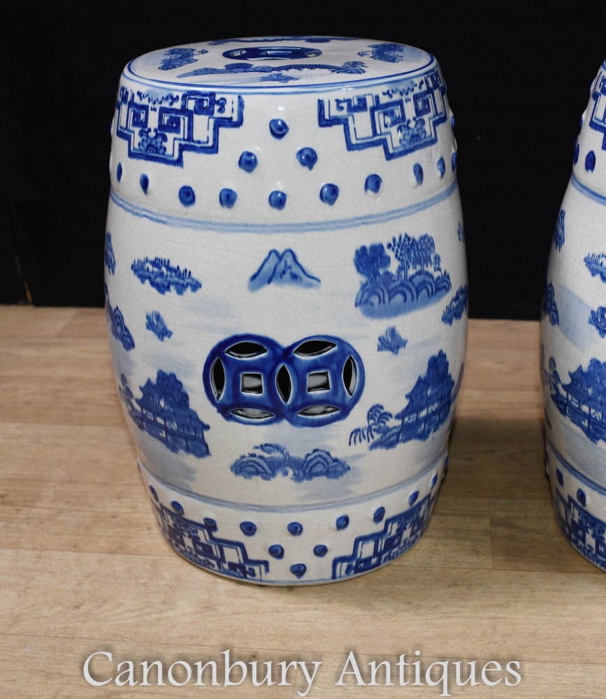 Pair Tabourets En Porcelaine Chinoise - Urne Ming Bleue Et Blanche