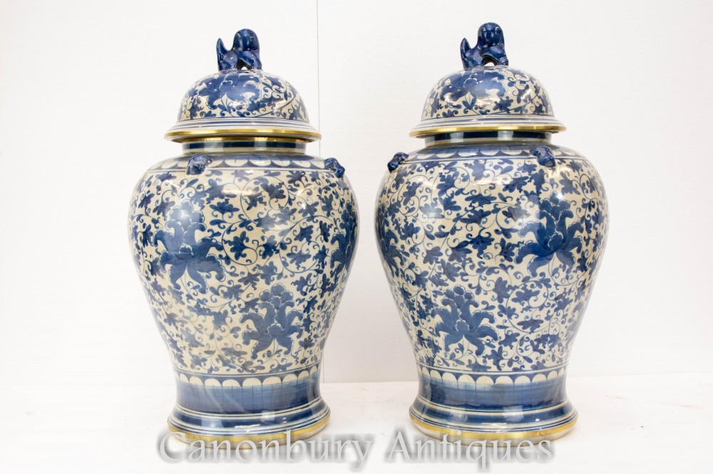 Paire De Vases En Porcelaine Bleue Et Blanche - Urnes Chinoises Ming