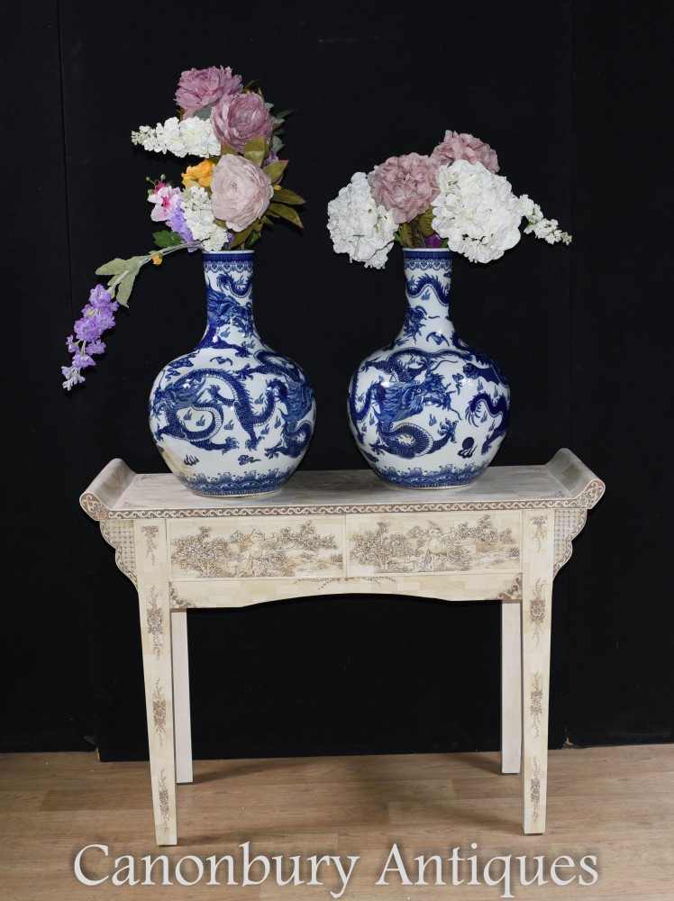 Paire De Vases En Porcelaine De Ming - Urnes Chinoises Et Bleues