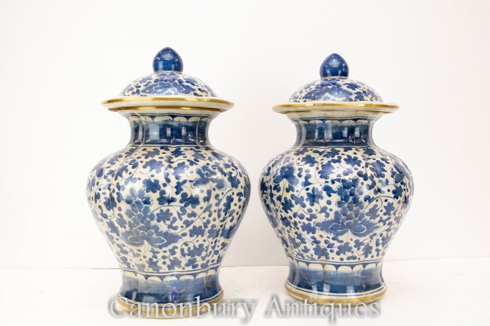 Paire De Vases Peints En Porcelaine De Chine - Poterie Ming Bleu Et Blanc