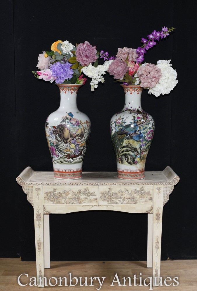 Paire De Vases En Porcelaine Chinoise - Urnes Qianlong