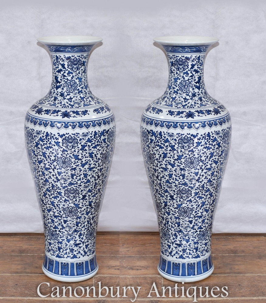 Paire De Vases En Porcelaine De Ming - Urnes Chinois Bleus Et Blancs