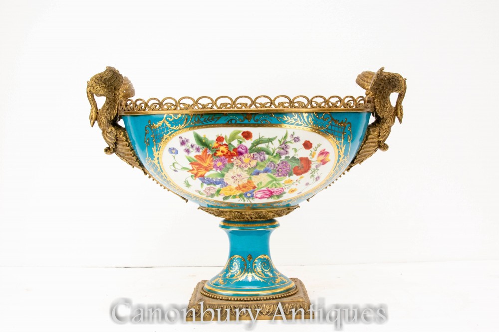 Plat Comport en porcelaine de Sèvres - Vases à fleurs Swan ormolu