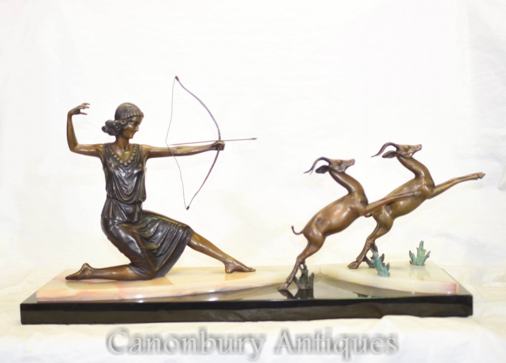 Statue Diana Chasseuse en bronze Art Déco avec Gazelles