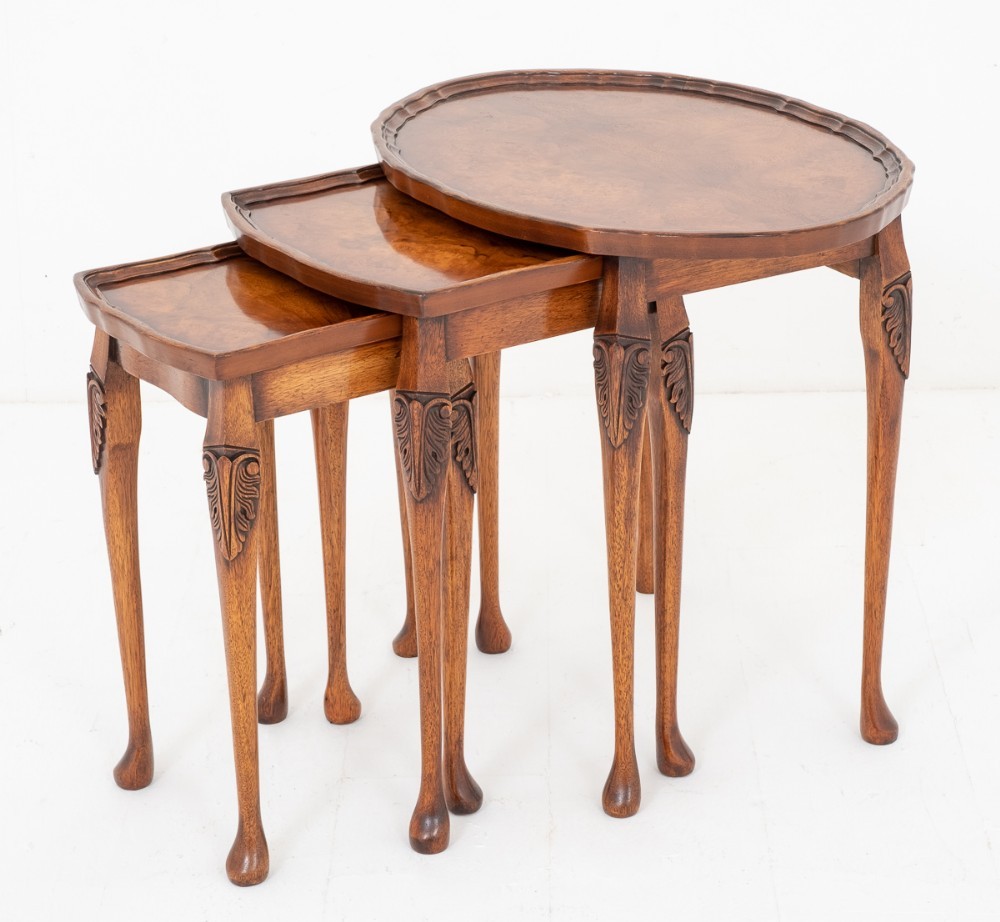 Tables Anciennes-Burr Walnut 1920