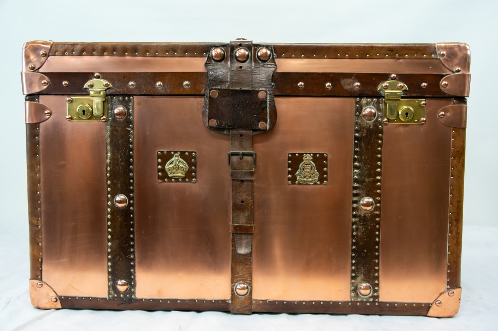 Étui à bagage Steamer Trunk - Table en cuir et empiècements en cuivre