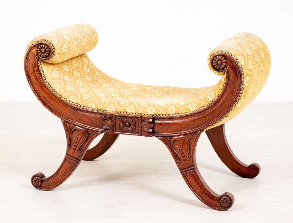Tabouret William IV Assise Sculptée
