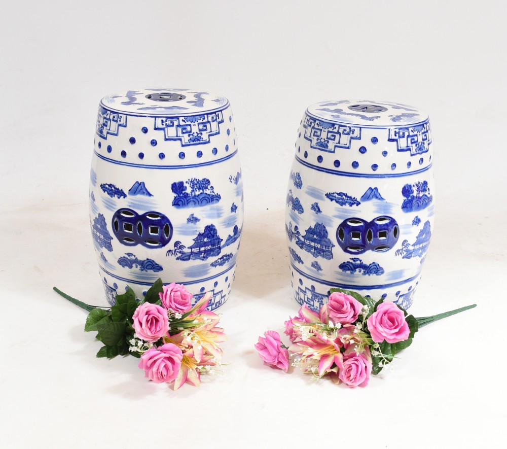 Paire de tabourets en porcelaine bleue et blanche Urnes en poterie chinoise Ming