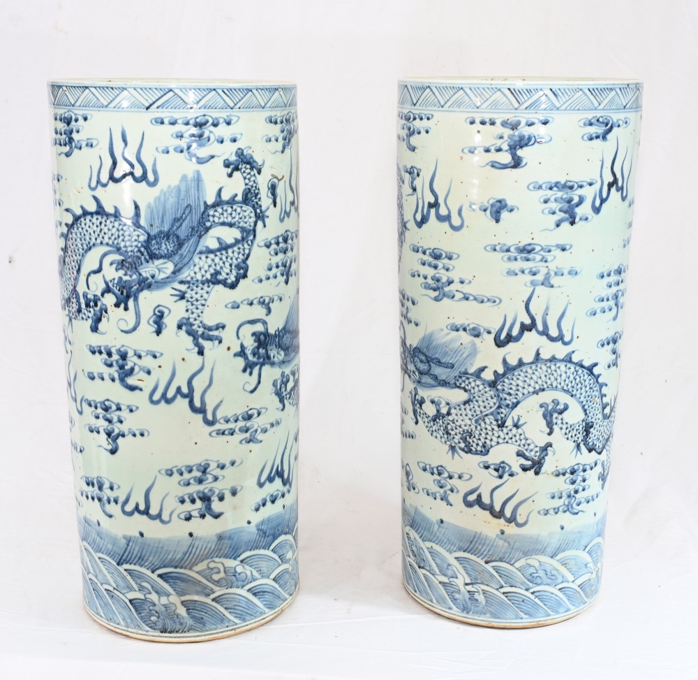 Paire Urnes En Porcelaine Bleue Et Blanche Porte Parapluies Dragon Chinois