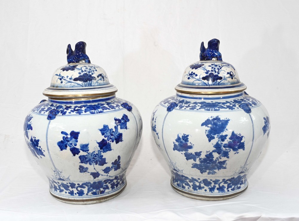 Pots de temple en porcelaine de Nankin à couvercle urnes bleues et blanches