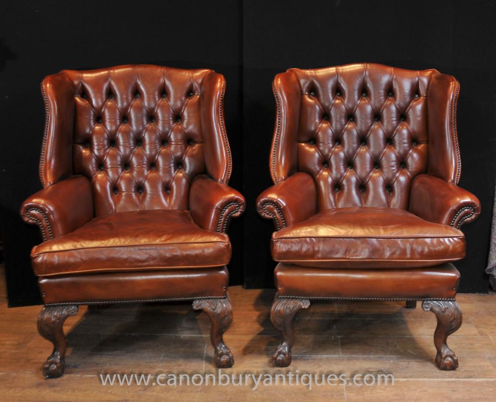 Paire de fauteuils anglais antiques à oreilles Chesterfield en cuir