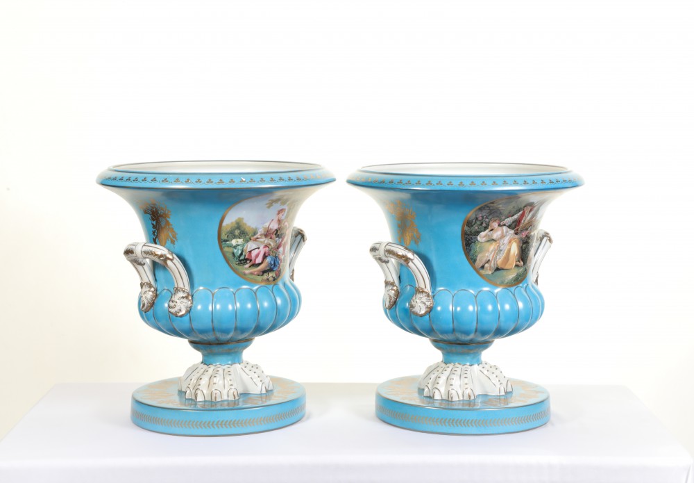 Paire Urnes En Porcelaine De Sèvres Campana Scènes Romantiques