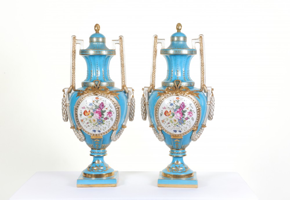 Paire Vases En Porcelaine De Sèvres Urnes Pulvérisation Florale Paris Français