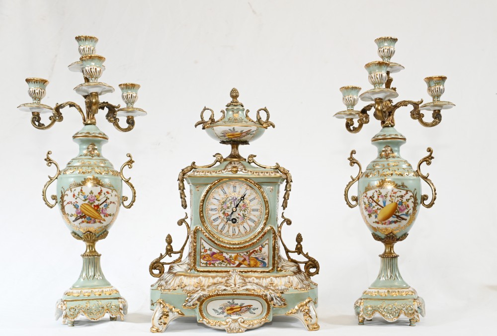 Pendule En Porcelaine De France Garniture Sèvres Candélabres