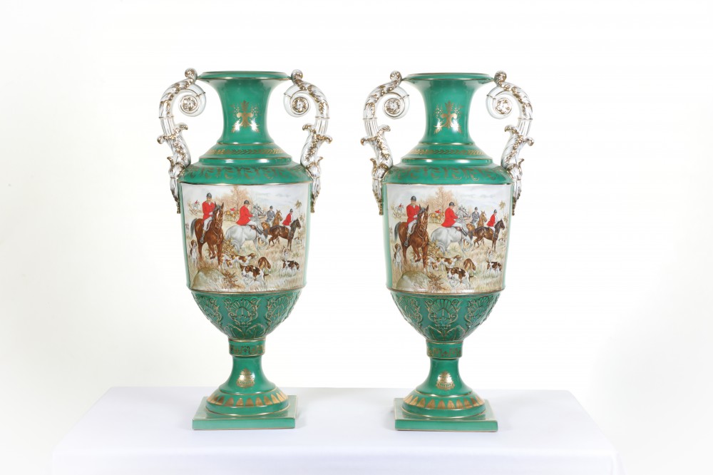 Vases En Porcelaine De Sèvres Urnes Scènes De Chasse Au Renard