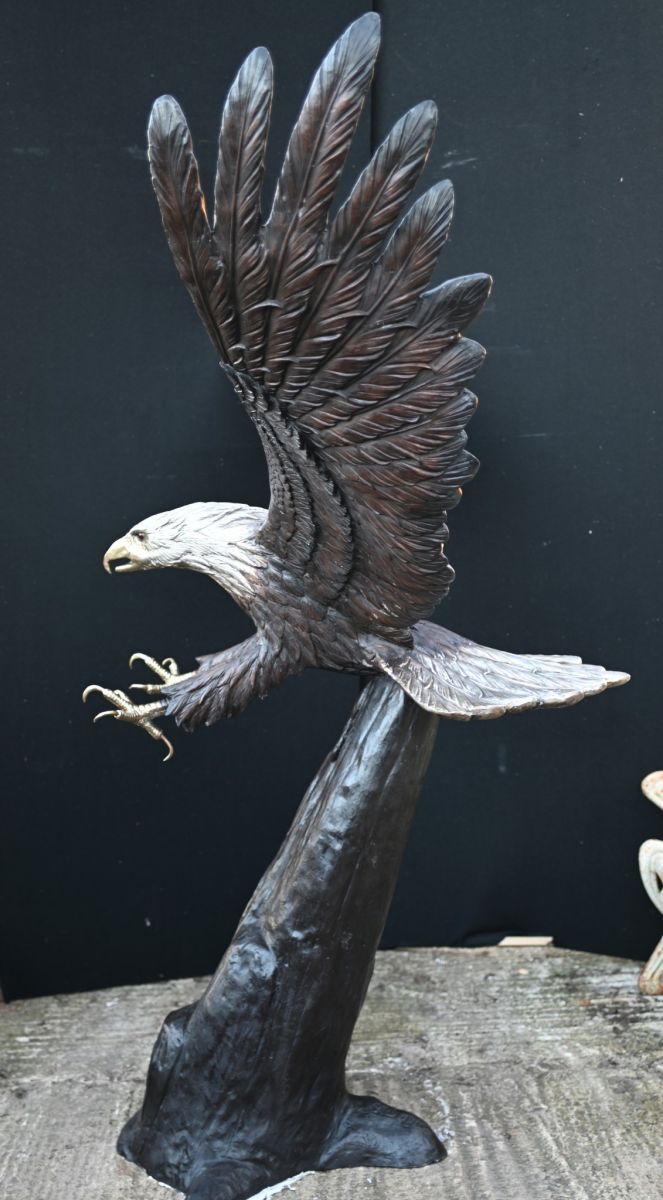 Statue géante en bronze d'aigle américain oiseau chauve